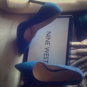 9.5 never been worn classic beautiful blue pump
